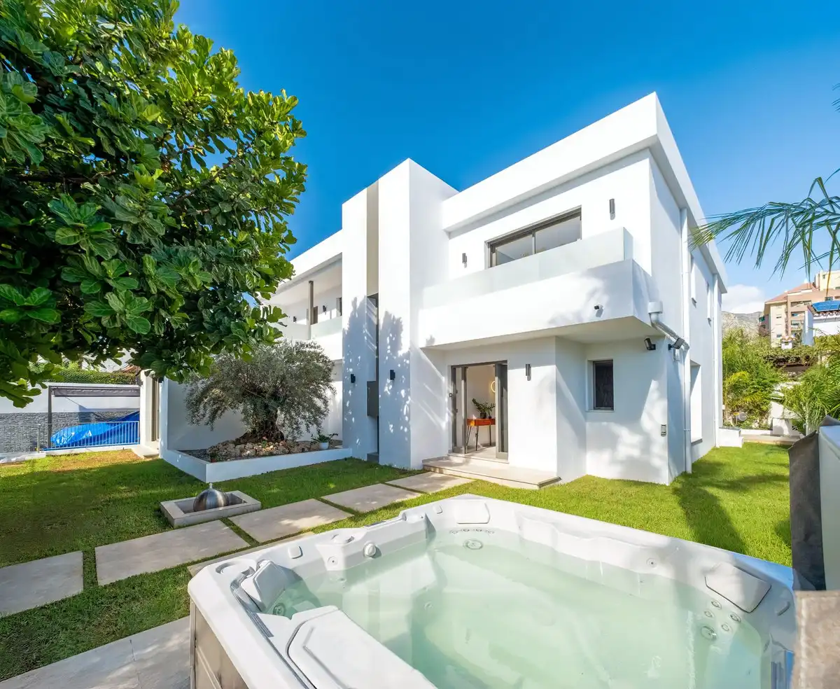 Vista exterior de Casa o chalet en venta en Marbella con Aire acondicionado, Jardín privado y Terraza