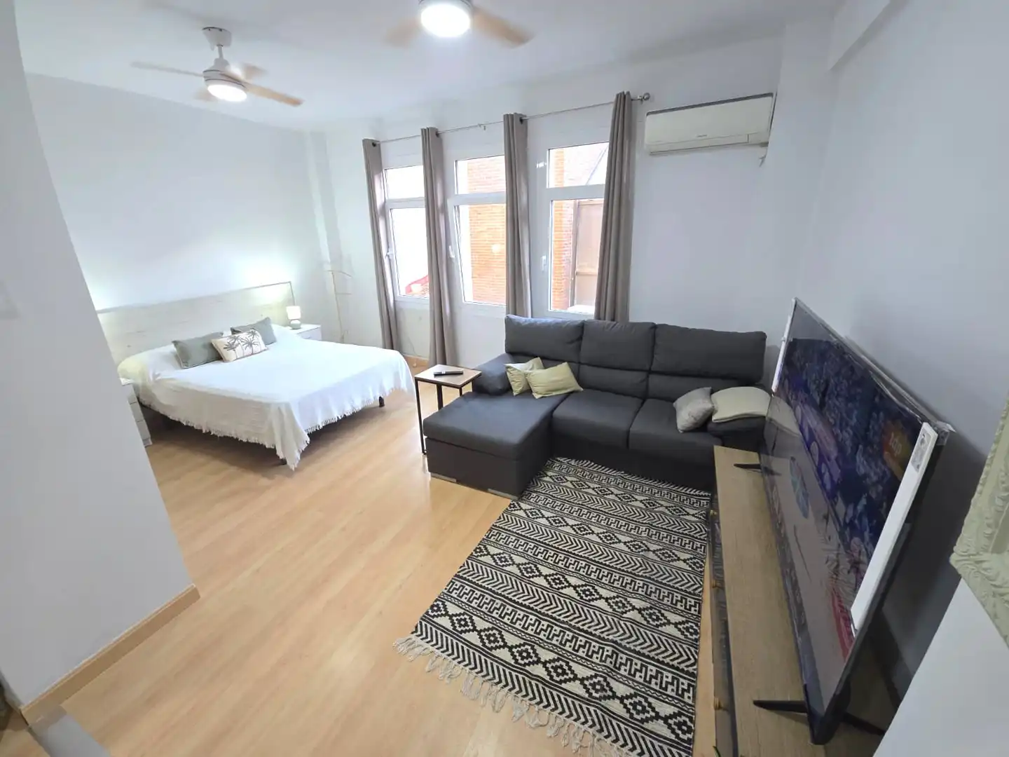 Dormitori de Apartament de lloguer en Cáceres amb Aire condicionat, Calefacció i Moblat