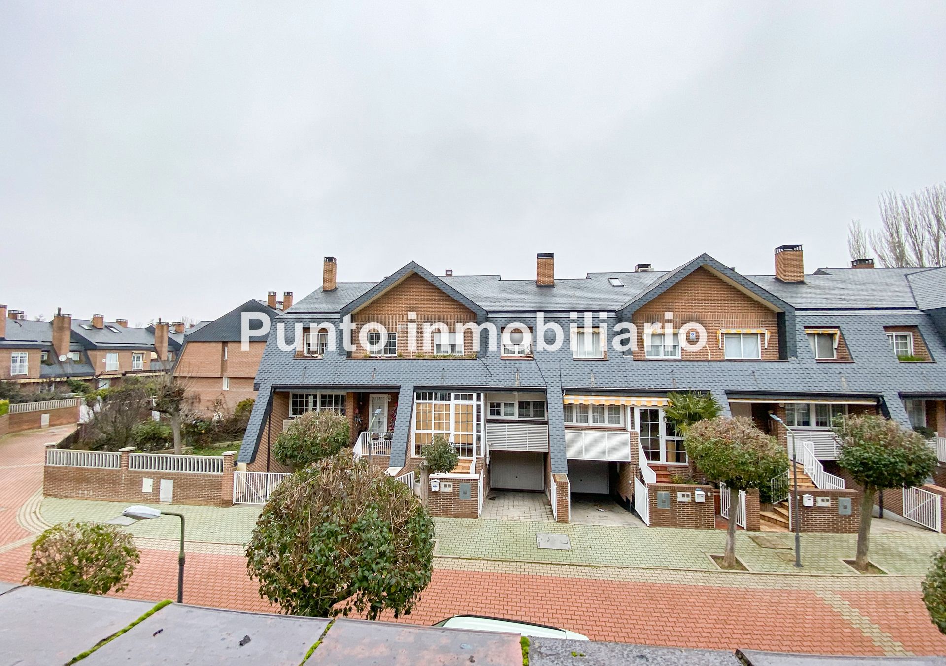 Vista exterior de Casa adosada en venda en Valladolid Capital amb Calefacció, Jardí privat i Parquet