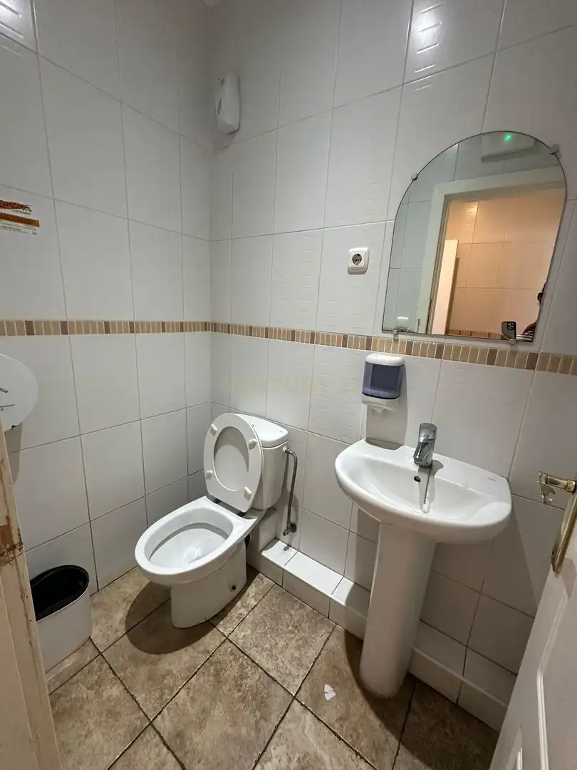 Baño de Local en traspaso en Fuengirola con Aire acondicionado