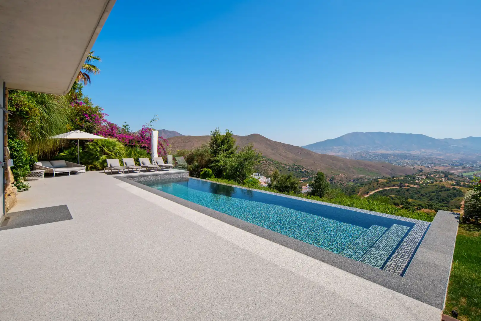 Swimming pool of Houses for sale in Marbella  with Air Conditioner, Private garden and Terrace