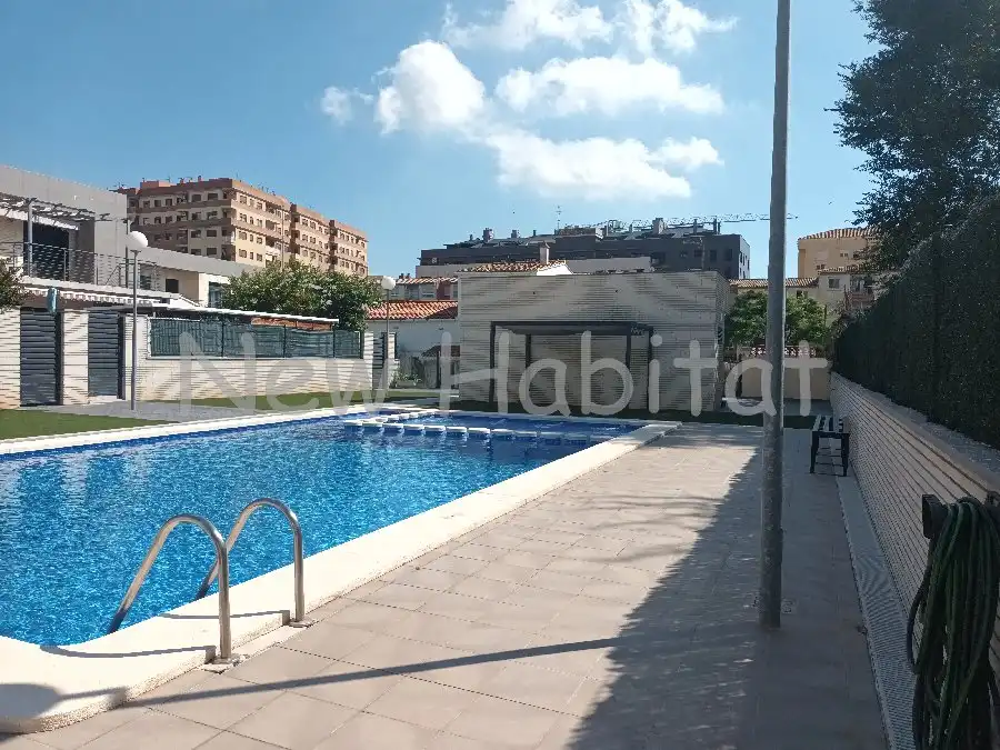 Piscina de Casa adosada en venta en Castellón de la Plana / Castelló de la Plana con Aire acondicionado, Jardín privado y Terraza
