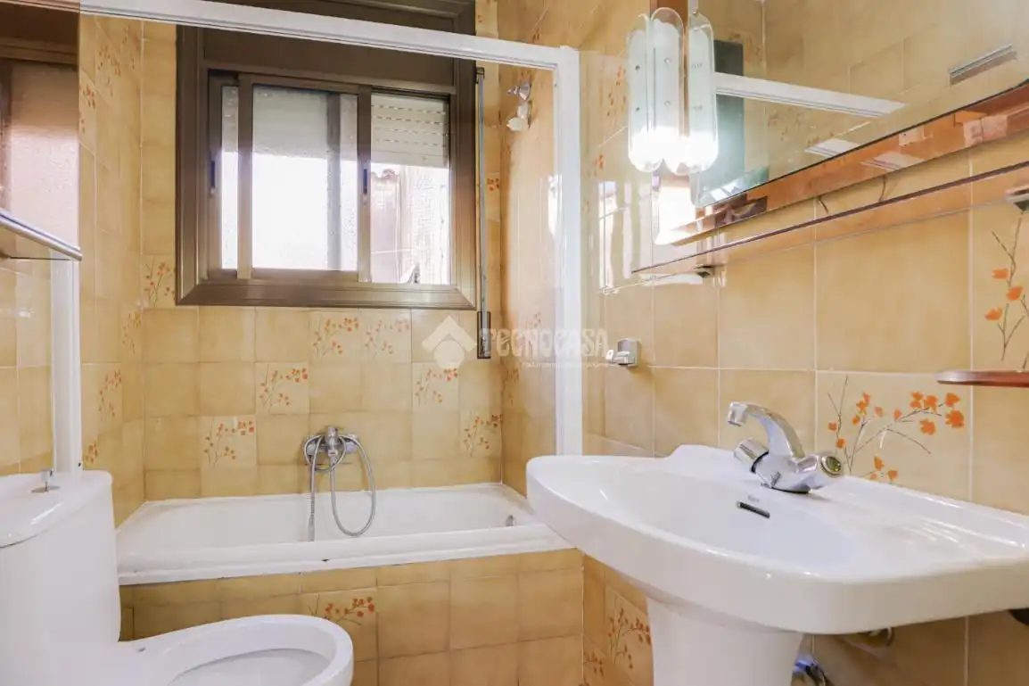 Baño de Casa adosada en venta en Montcada i Reixac con Calefacción y Balcón