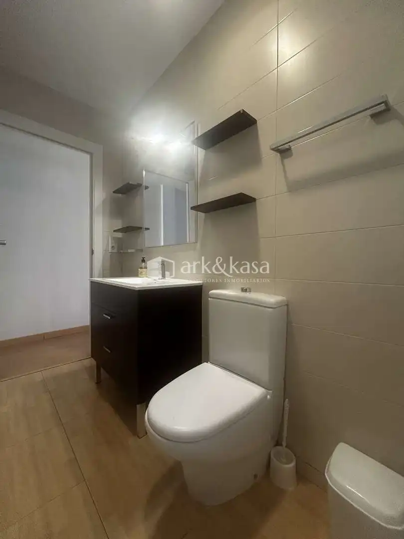 Baño de Piso de alquiler en Valencia con Amueblado, Horno y Microondas
