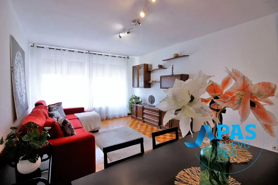 Sala de estar de Piso en venta en Santander con Calefacción, Trastero y Amueblado