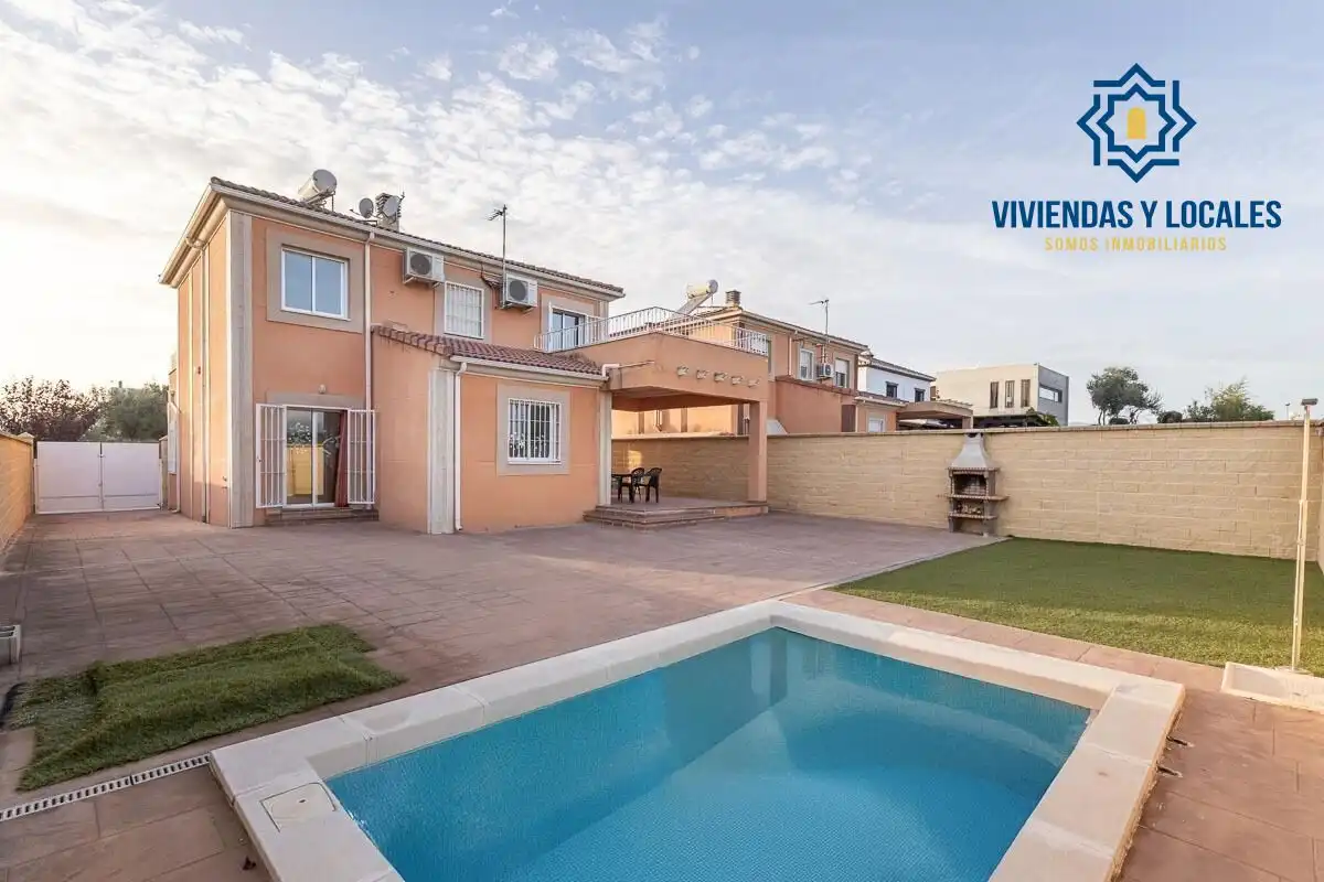 Detached house with pool for sale in Calle Calle Venus