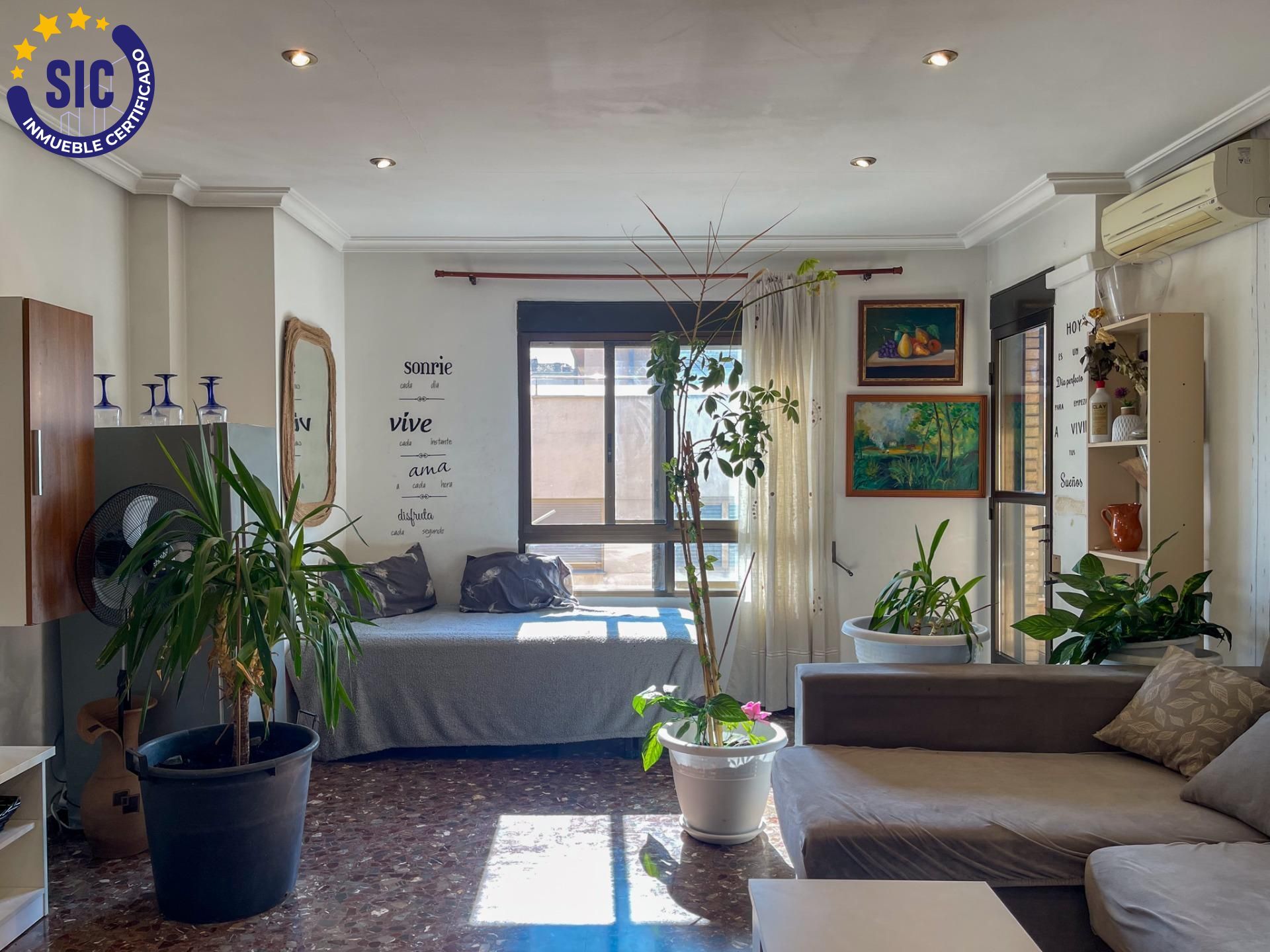Living room of Flat for sale in Requena  with Air Conditioner, Heating and Balcony