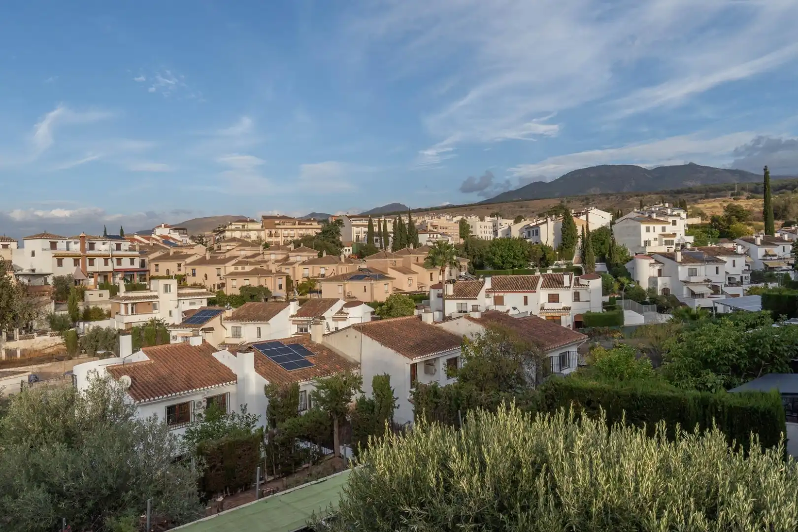 Vista exterior de Casa o xalet en venda en La Zubia amb Calefacció, Jardí privat i Terrassa