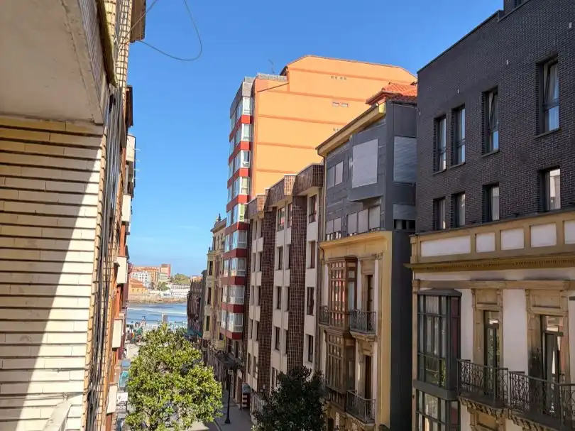 Vista exterior de Pis en venda en Gijón  amb Terrassa i Balcó