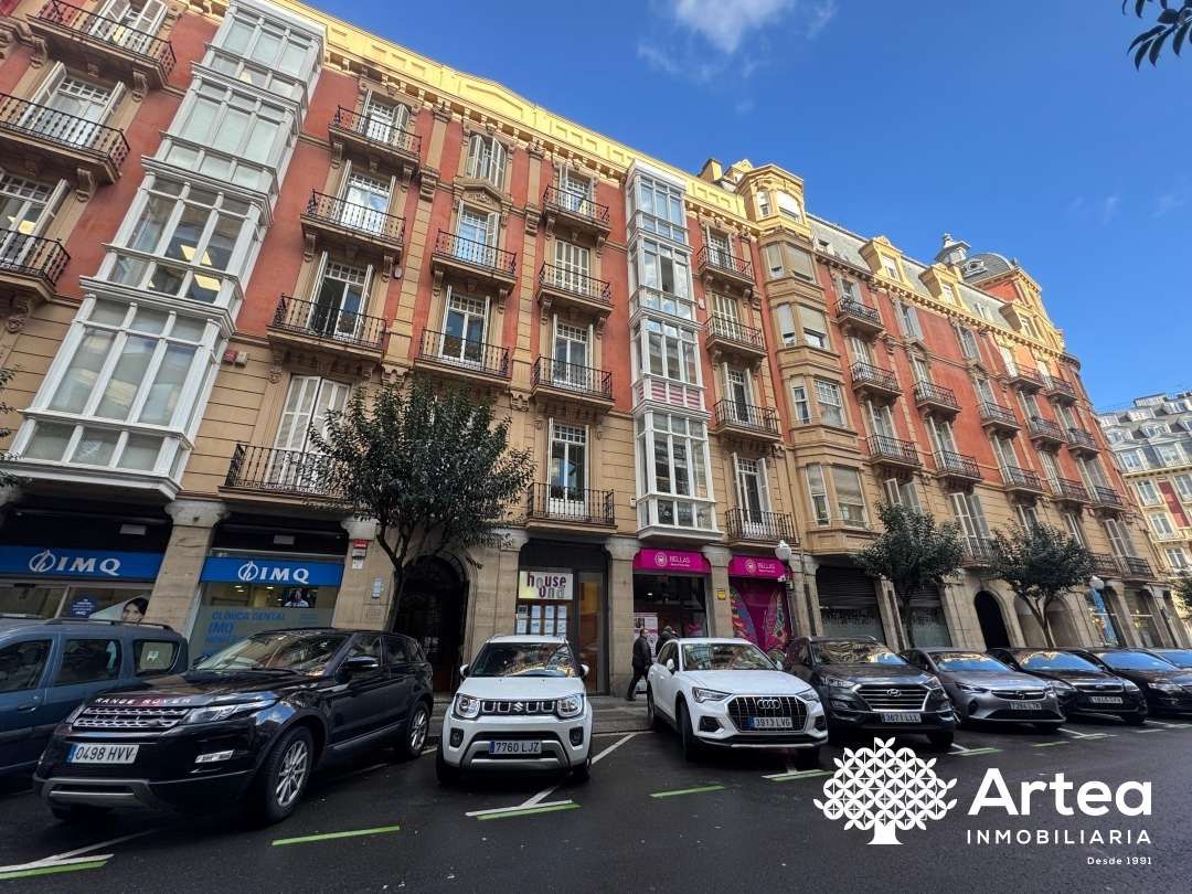 Vista exterior de Oficina en venda en Bilbao  amb Aire condicionat i Calefacció