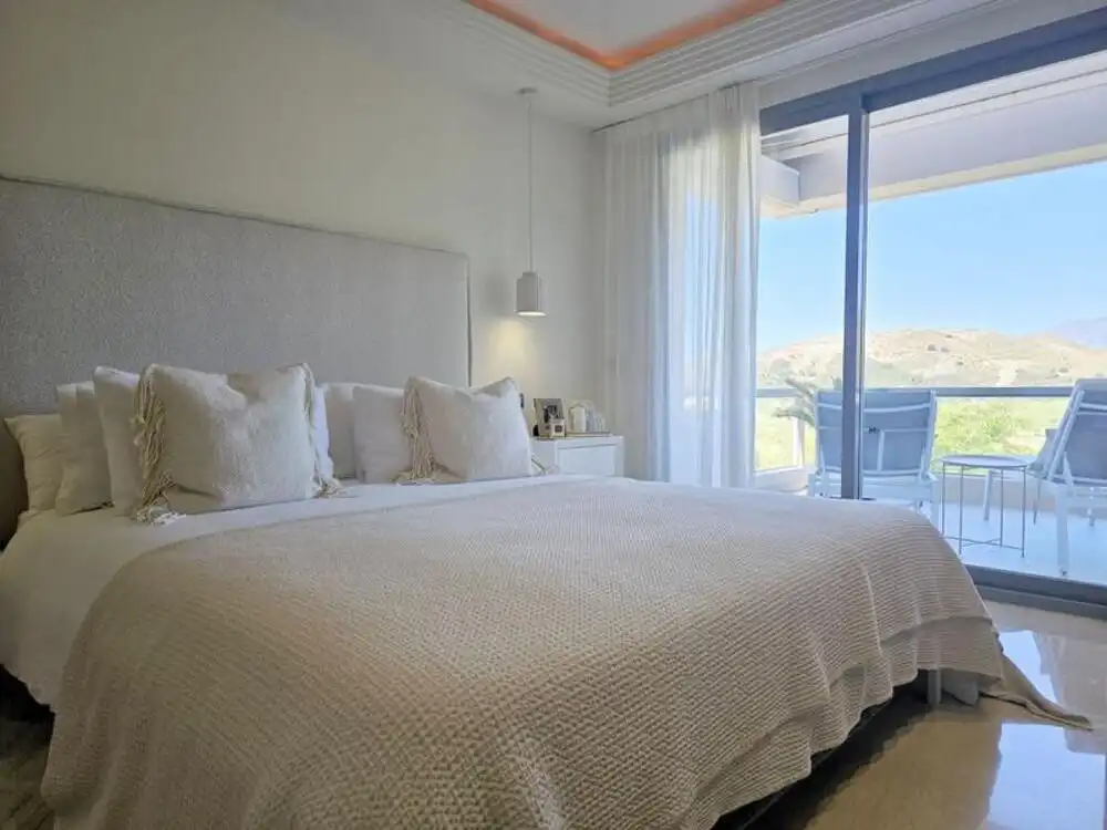 Schlafzimmer von Wohnungen zur Miete in Benahavís mit Klimaanlage, Terrasse und Schwimmbad
