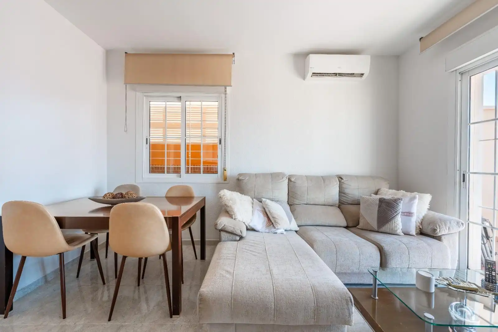 Sala de estar de Piso en venta en Roquetas de Mar con Aire acondicionado, Terraza y Amueblado