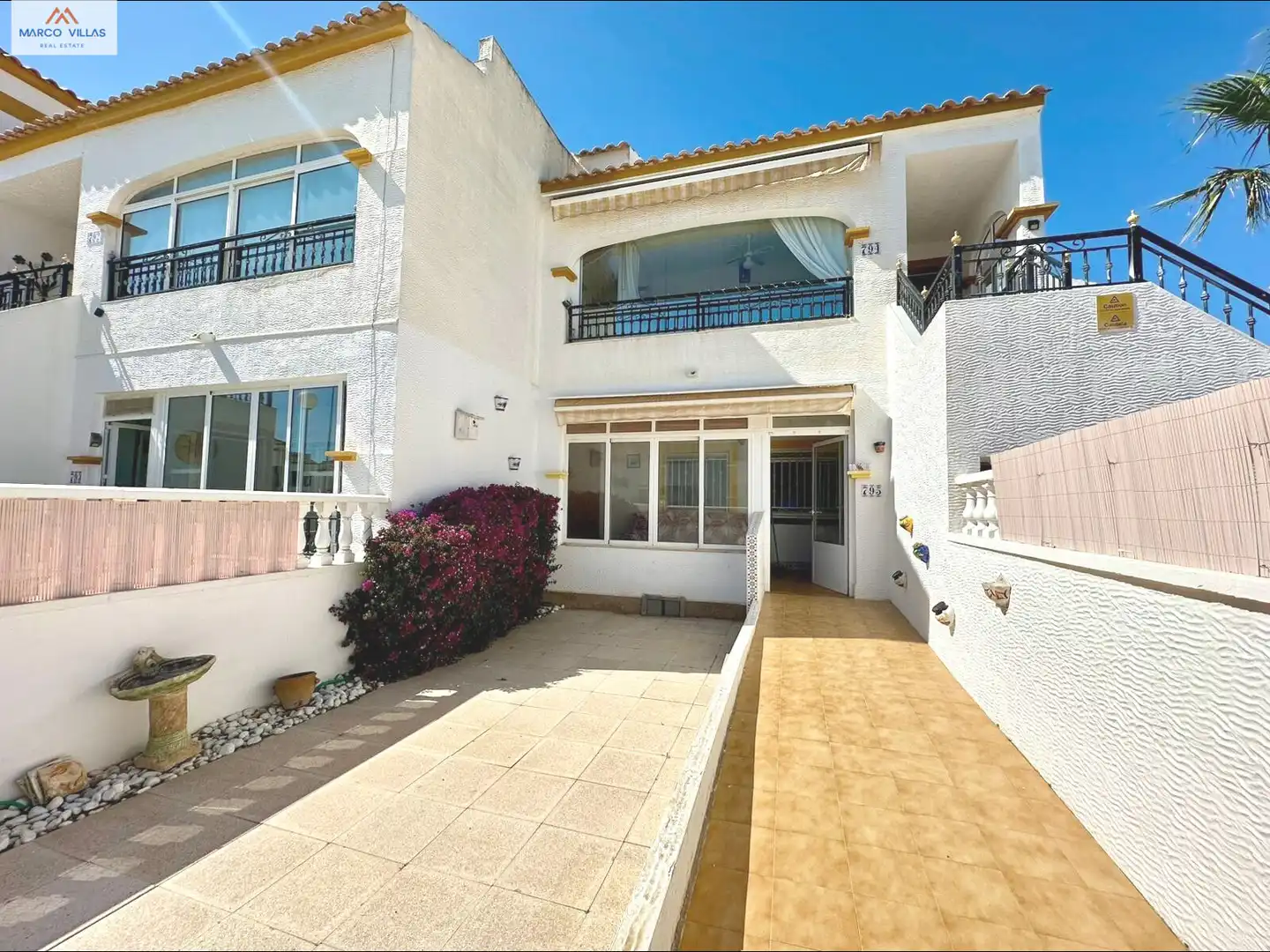 Vista exterior de Planta baixa en venda en Orihuela amb Aire condicionat, Jardí privat i Piscina comunitària
