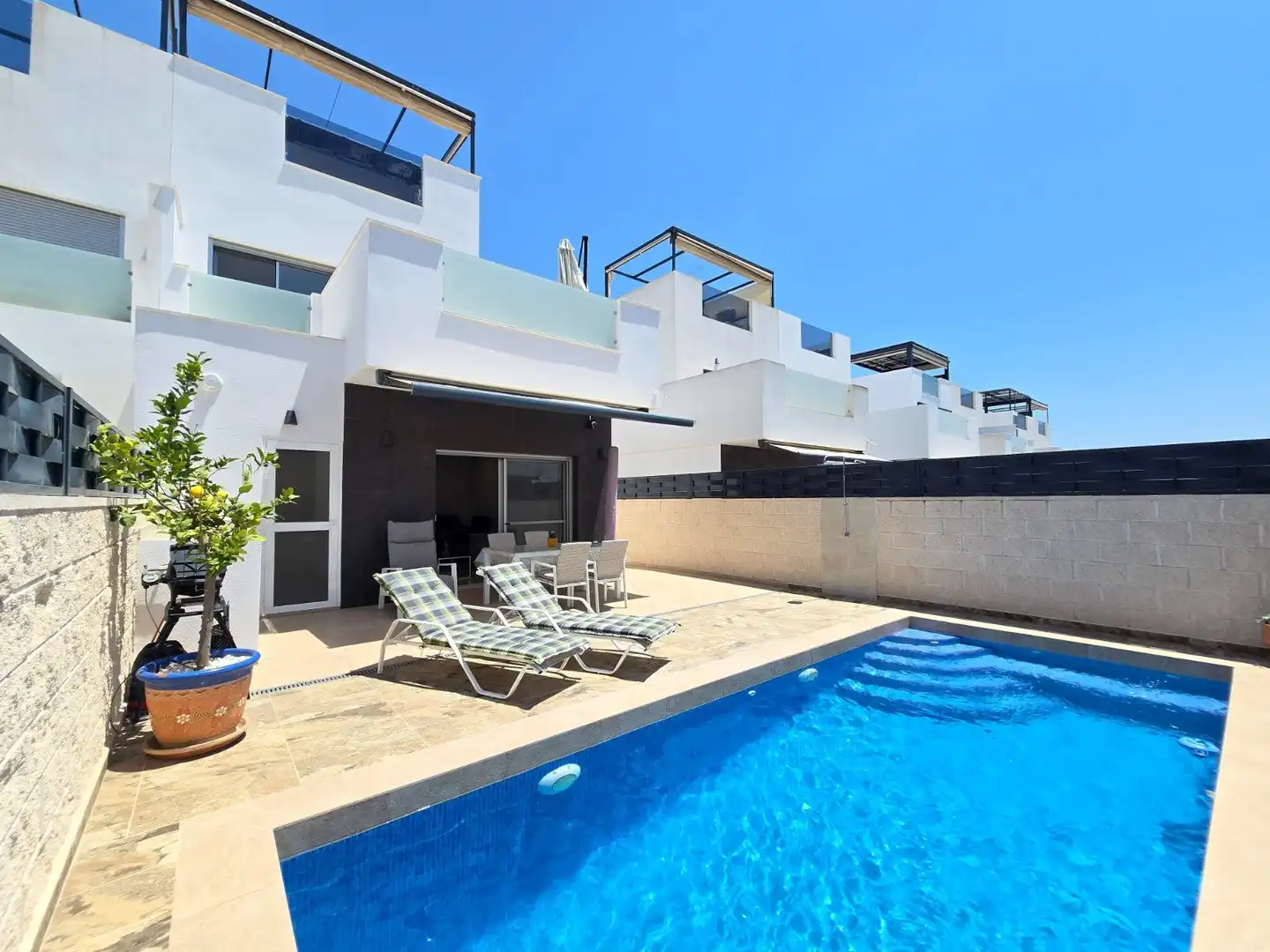 Vista exterior de Casa o xalet en venda en Rojales amb Jardí privat, Terrassa i Traster