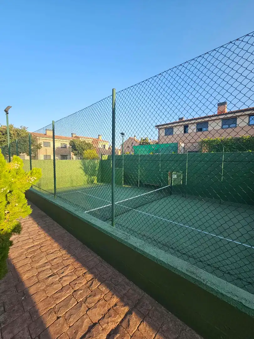 Vista exterior de Casa o xalet en venda en Navalcarnero amb Calefacció, Jardí privat i Piscina comunitària