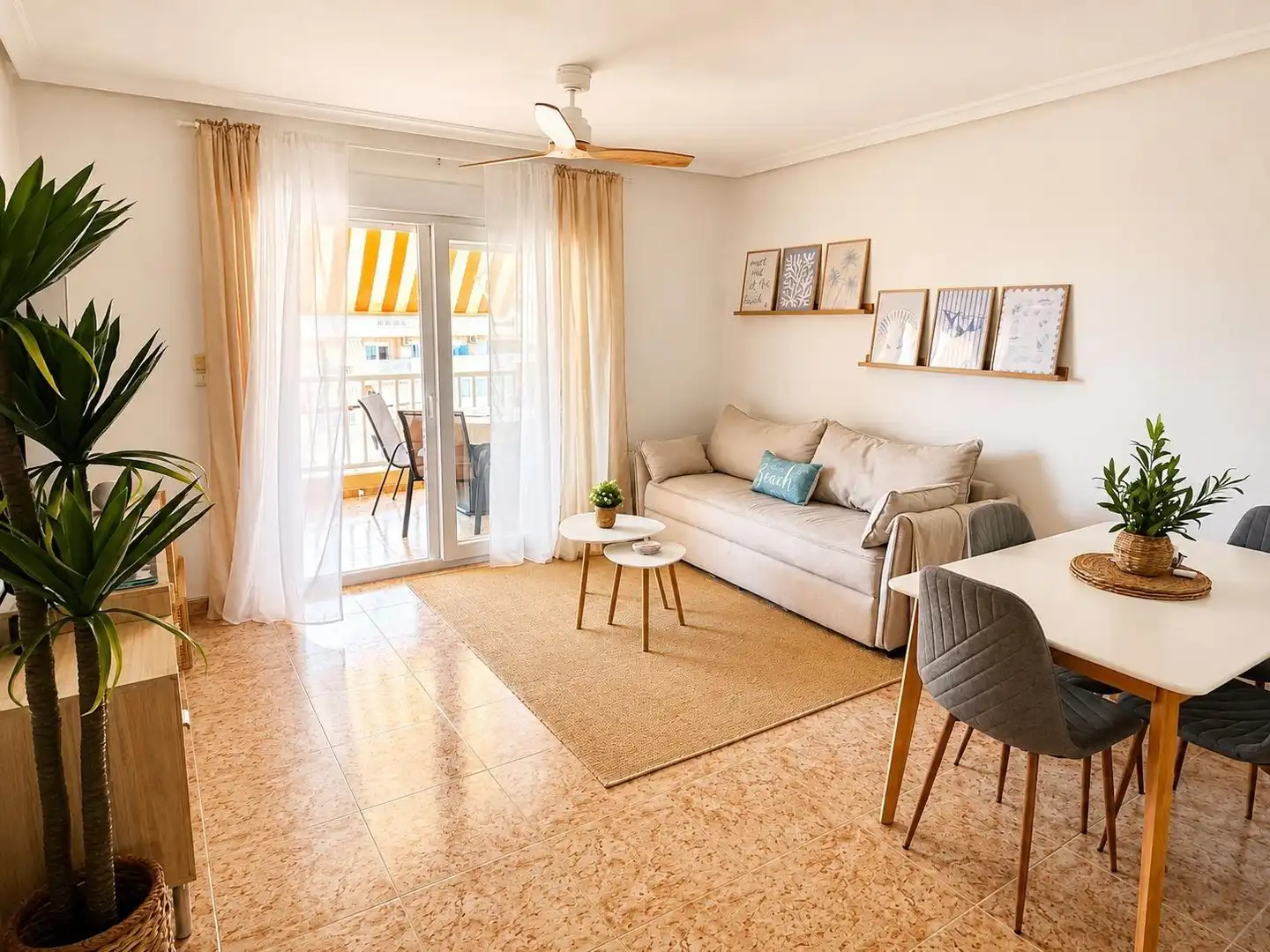 Sala de estar de Apartamento de alquiler en La Manga del Mar Menor con Terraza, Amueblado y Balcón