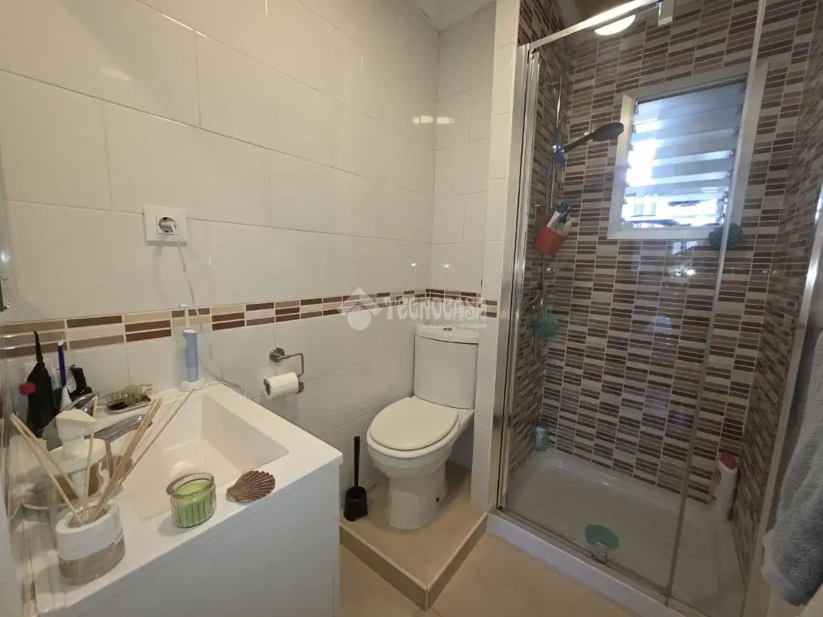 Bathroom of Flat for sale in Sevilla  with Air Conditioner, Terrace and Balcony
