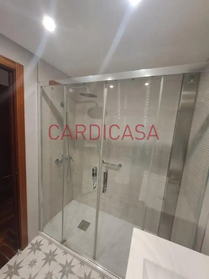 Baño de Piso de alquiler en Vigo  con Calefacción, Parquet y Balcón