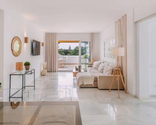 Sala d'estar de Apartament en venda en Marbella amb Aire condicionat, Terrassa i Piscina