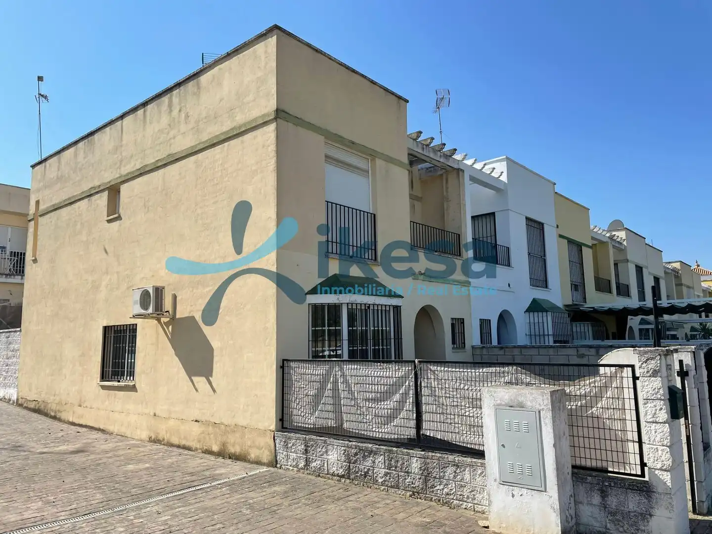 Vista exterior de Casa adosada en venda en Gerena amb Jardí privat