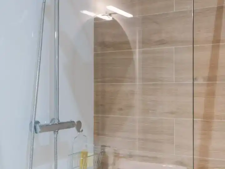 Bany de Apartament de lloguer en  Sevilla Capital amb Aire condicionat