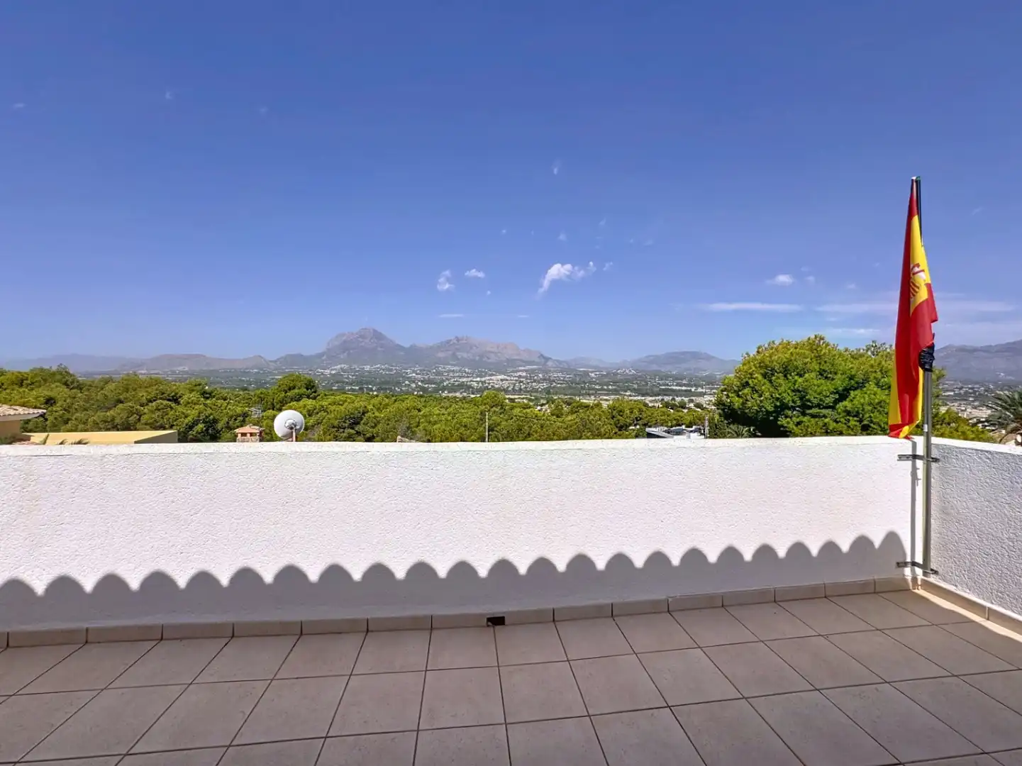 Vista exterior de Casa adosada en venda en L'Alfàs del Pi amb Aire condicionat, Jardí privat i Terrassa