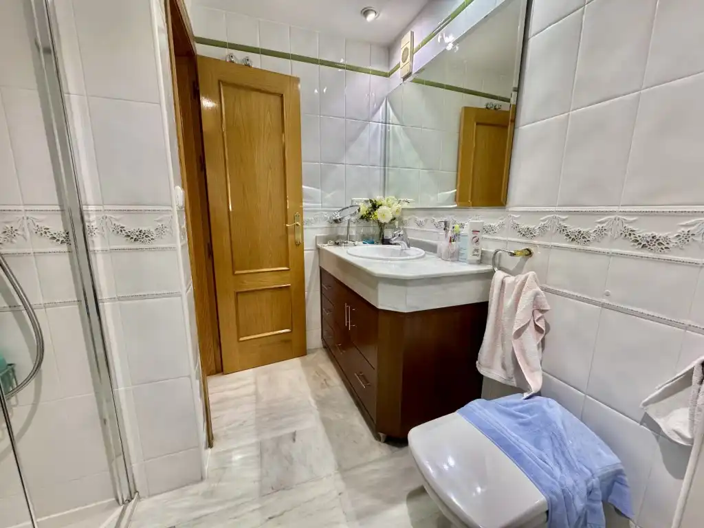 Badezimmer von Wohnung zum Verkauf in Córdoba mit Klimaanlage