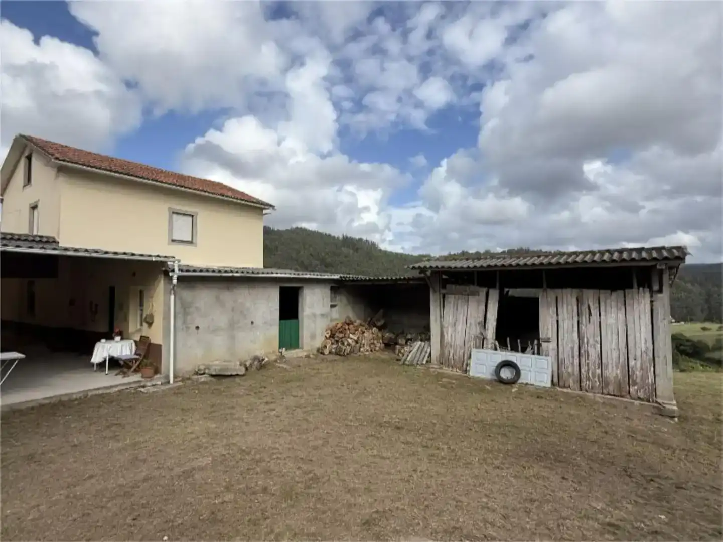 Vista exterior de Pis en venda en Valdoviño amb Jardí privat, Traster i Moblat
