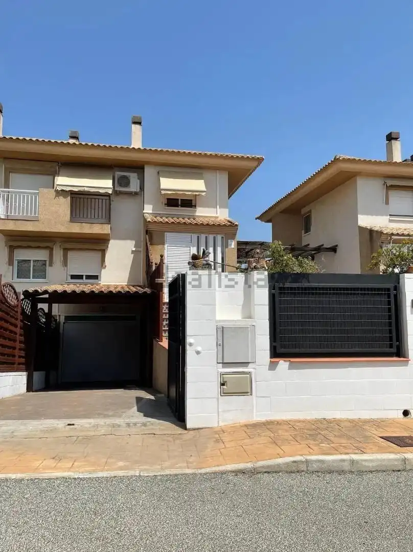 Casa aparellada amb terrassa en venda a Calle Calle Royal Golf 40, imagen 3