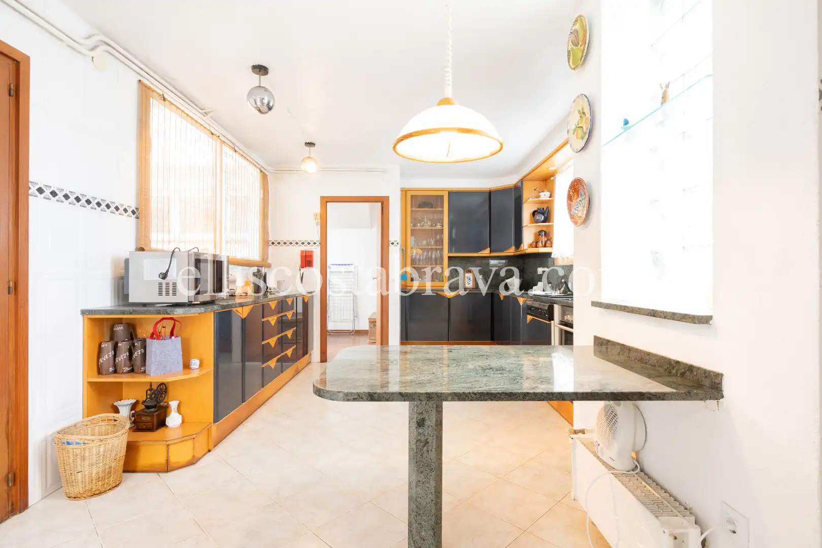 Cuina de Casa o xalet en venda en L'Escala amb Aire condicionat, Calefacció i Jardí privat