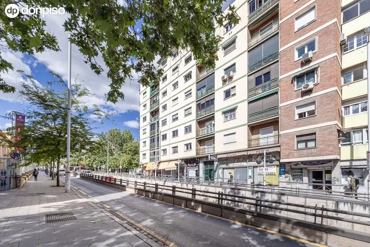 Außenansicht von Wohnung zum Verkauf in Granada mit Klimaanlage, Heizung und Terrasse
