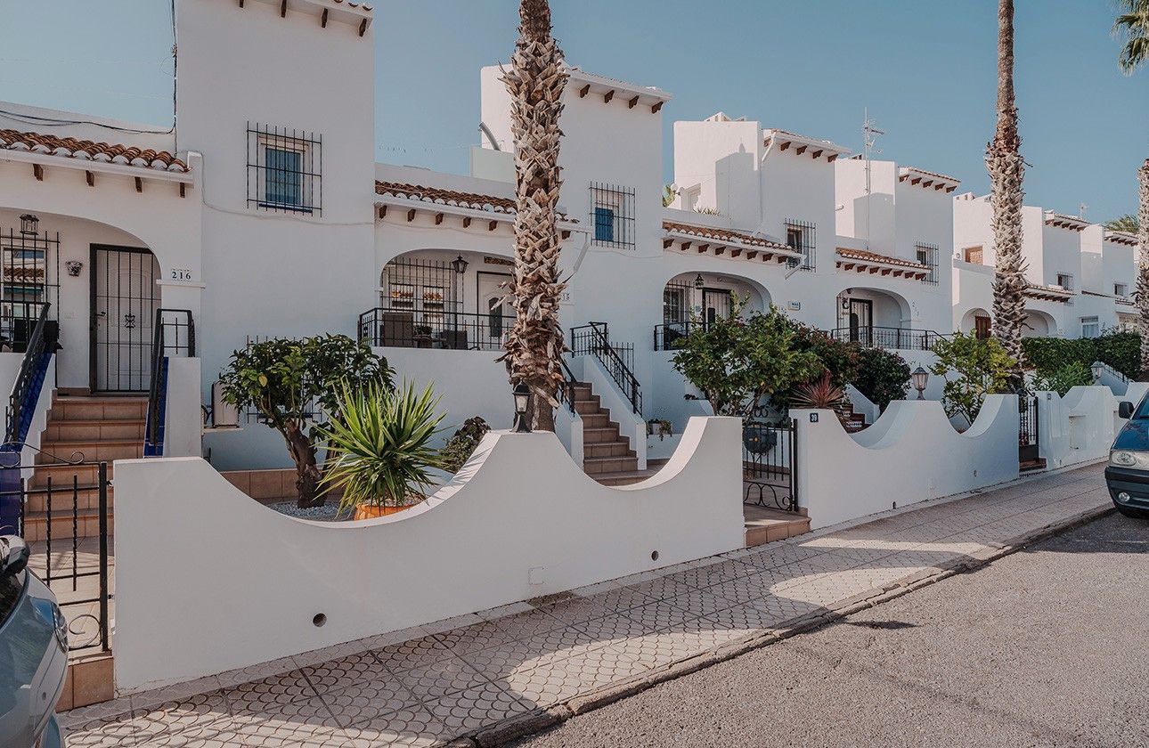 Vista exterior de Casa adosada en venda en Orihuela amb Aire condicionat, Calefacció i Jardí privat