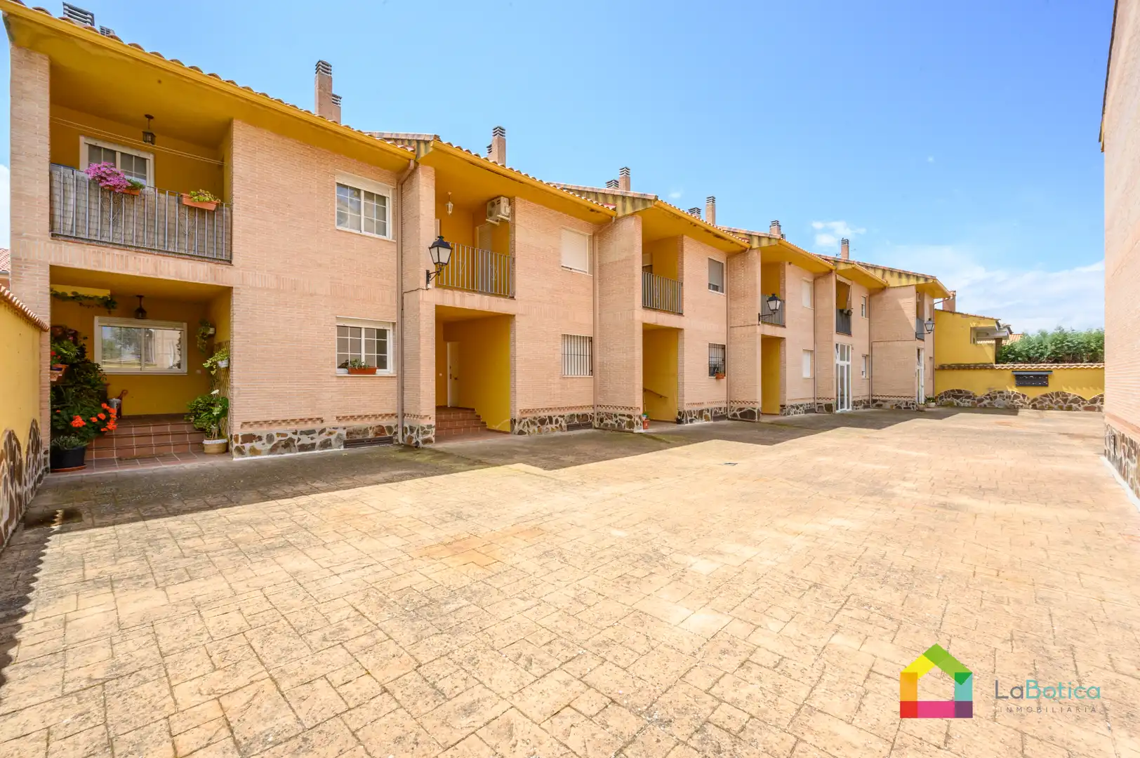 Exterior view of Detached homes for sale in Esquivias  with Air Conditioner, Heating and Balcony