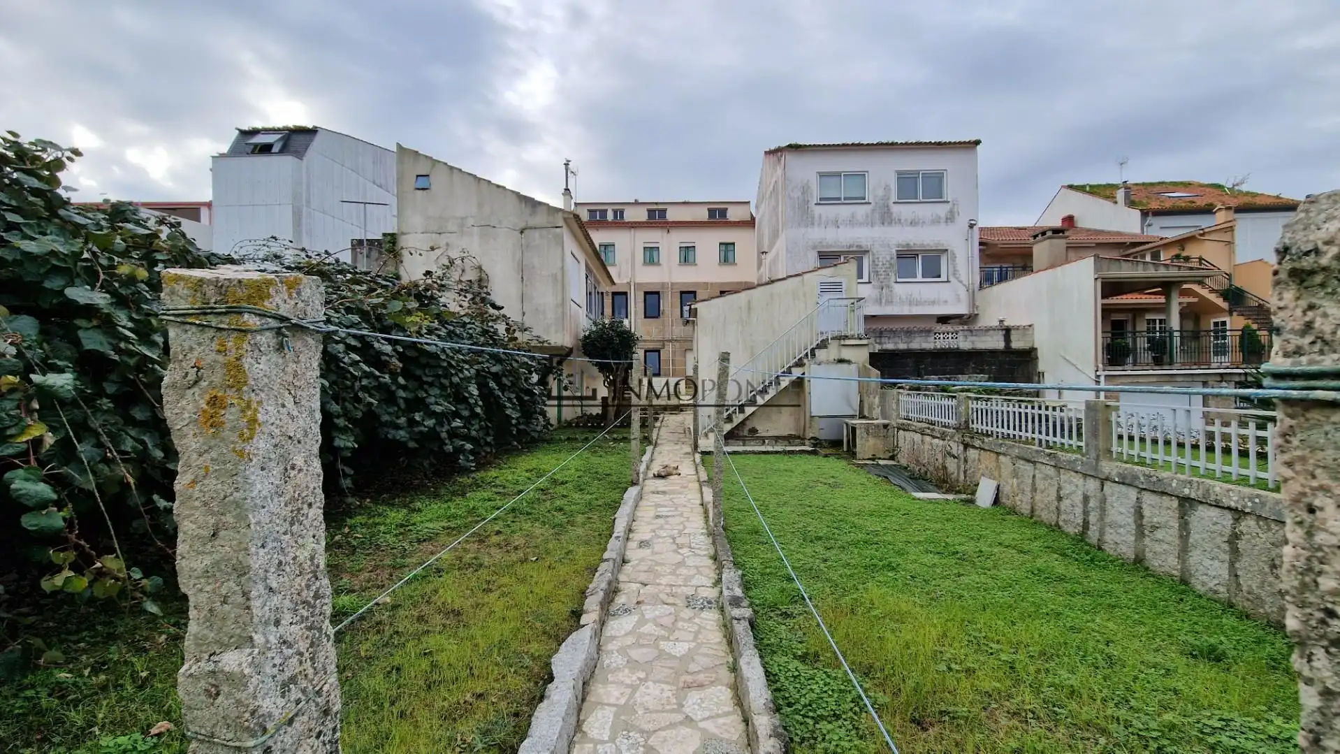 Vista exterior de Casa adosada en venda en O Grove   amb Calefacció, Jardí privat i Traster