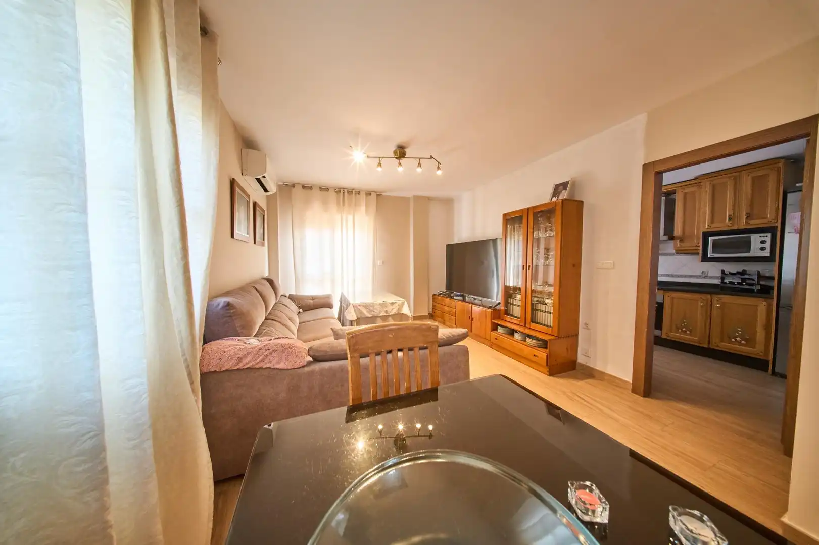 Wohnzimmer von Einfamilien-Reihenhaus zum Verkauf in Jun