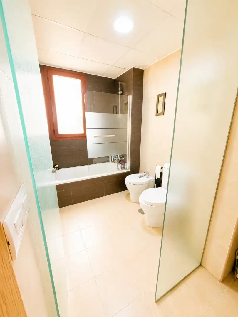 Bathroom of Flat for sale in Sevilla  with Air Conditioner and Community pool