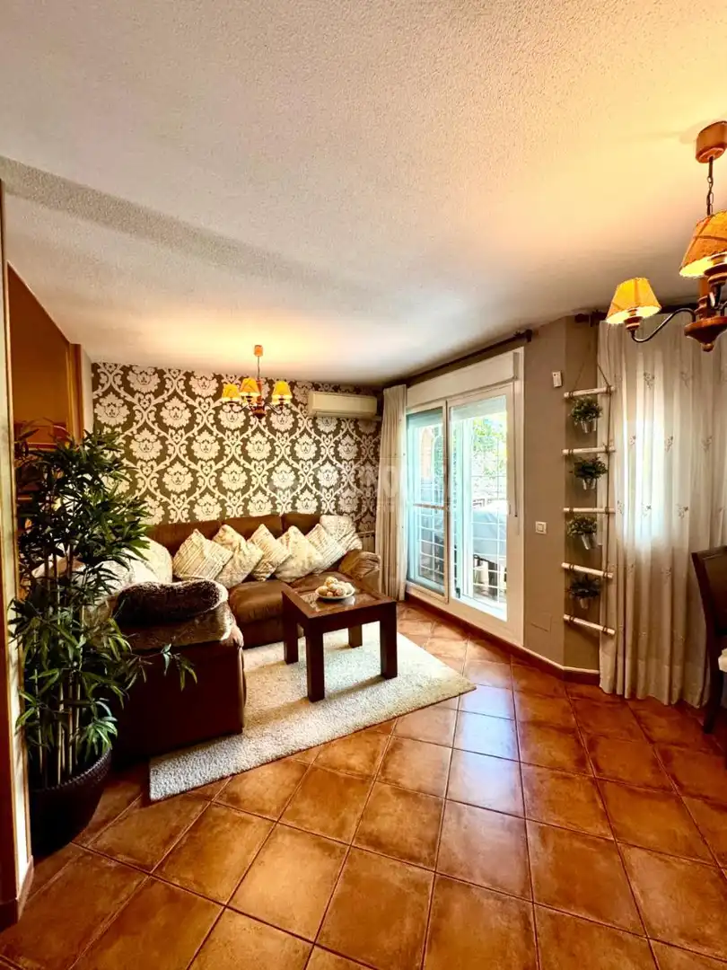 Wohnzimmer von Einfamilien-Reihenhaus zum Verkauf in Alcalá de Henares mit Klimaanlage, Heizung und Gemeinschaftspool
