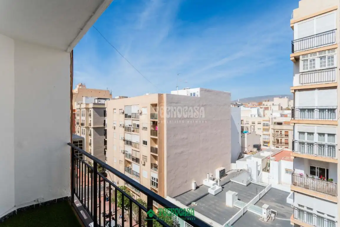 Vista exterior de Piso en venta en Almería con Calefacción y Balcón