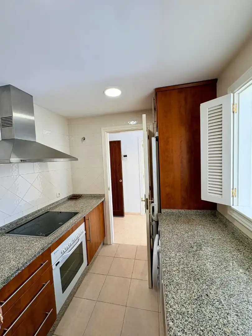 Cocina de Piso en venta en Marbella con Terraza, Amueblado y Piscina comunitaria