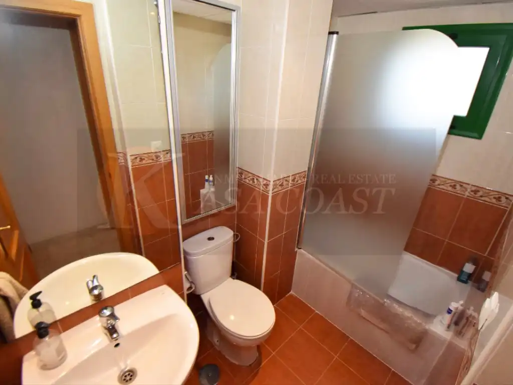 Baño de Dúplex en venta en Fuengirola con Aire acondicionado, Jardín privado y Terraza