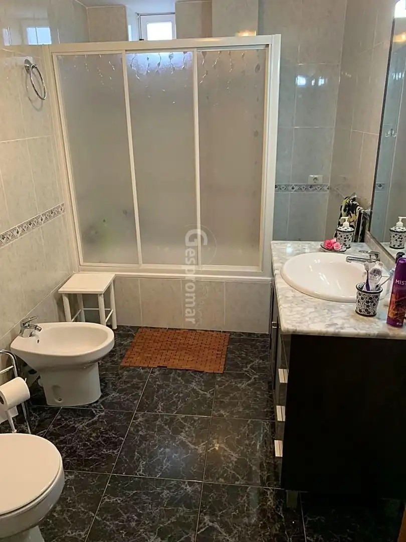 Badezimmer von Maisonette zum Verkauf in A Pobra de Trives  mit Parkett