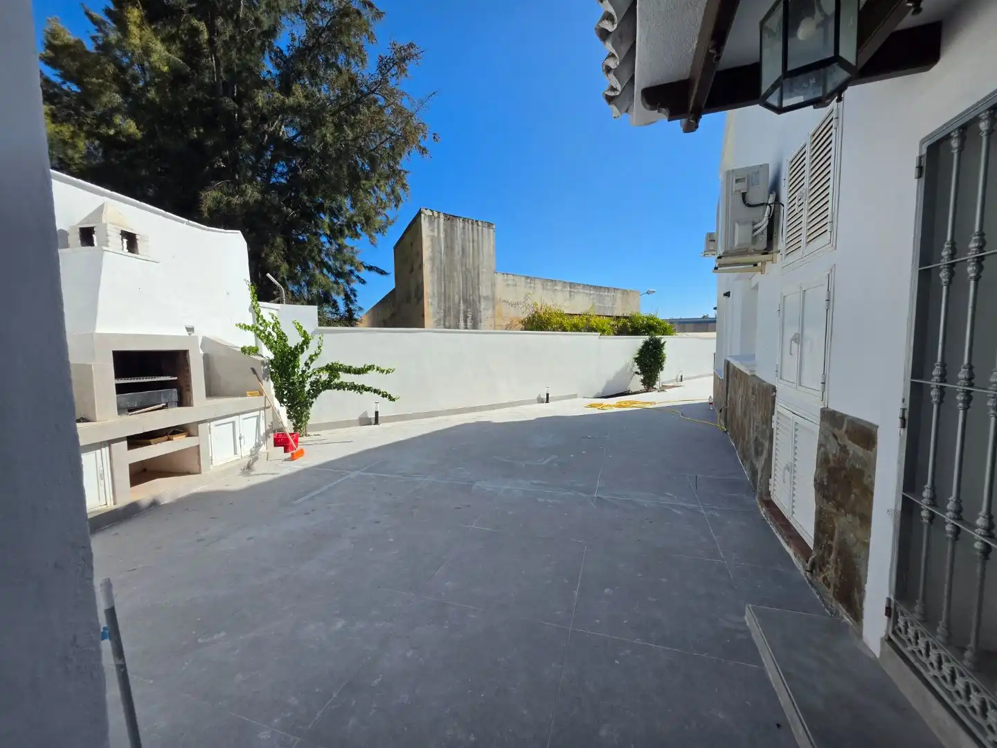 Vista exterior de Casa o xalet de lloguer en Marbella amb Jardí privat, Terrassa i Piscina