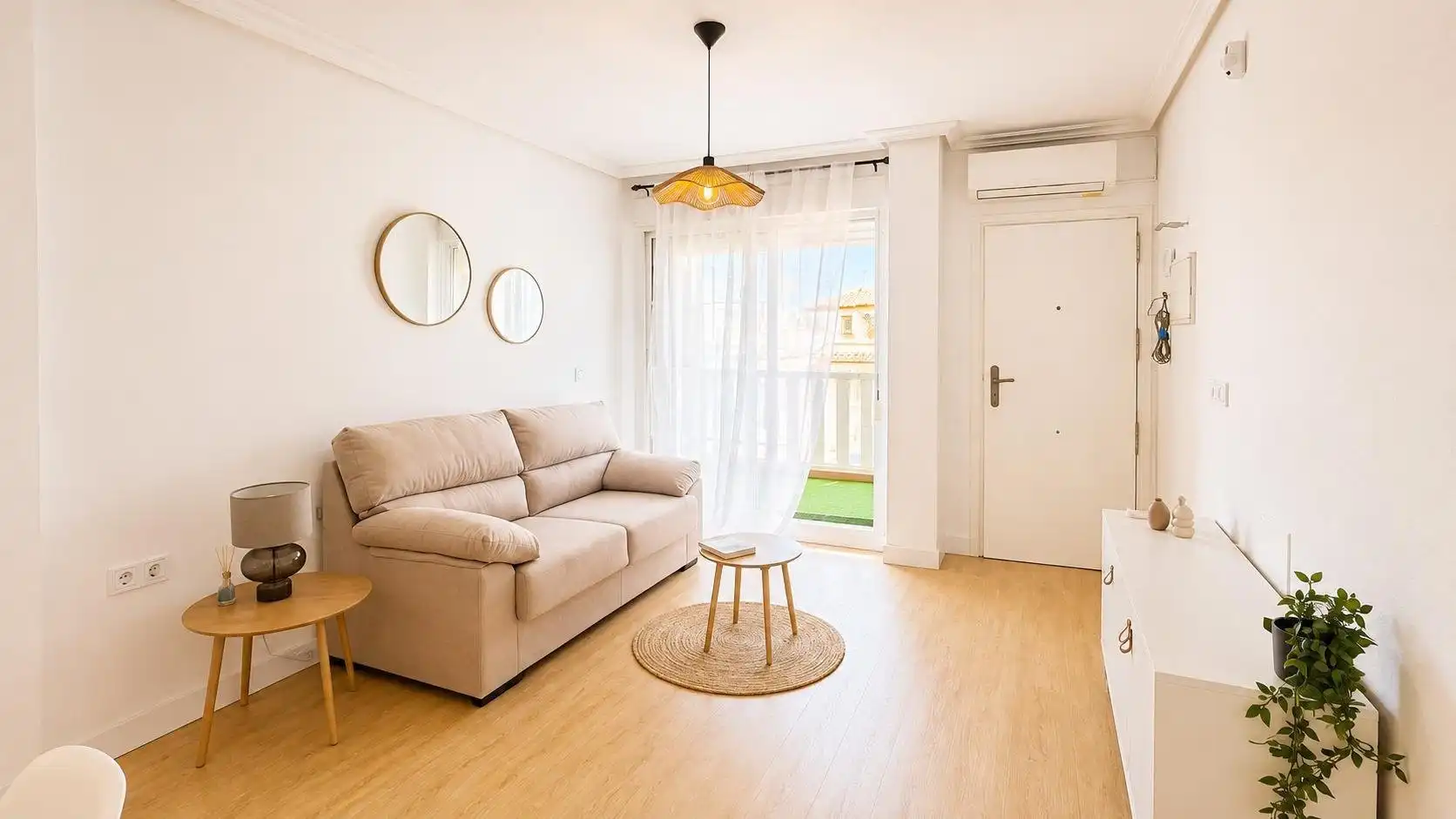 Sala d'estar de Apartament en venda en Orihuela amb Aire condicionat, Jardí privat i Piscina