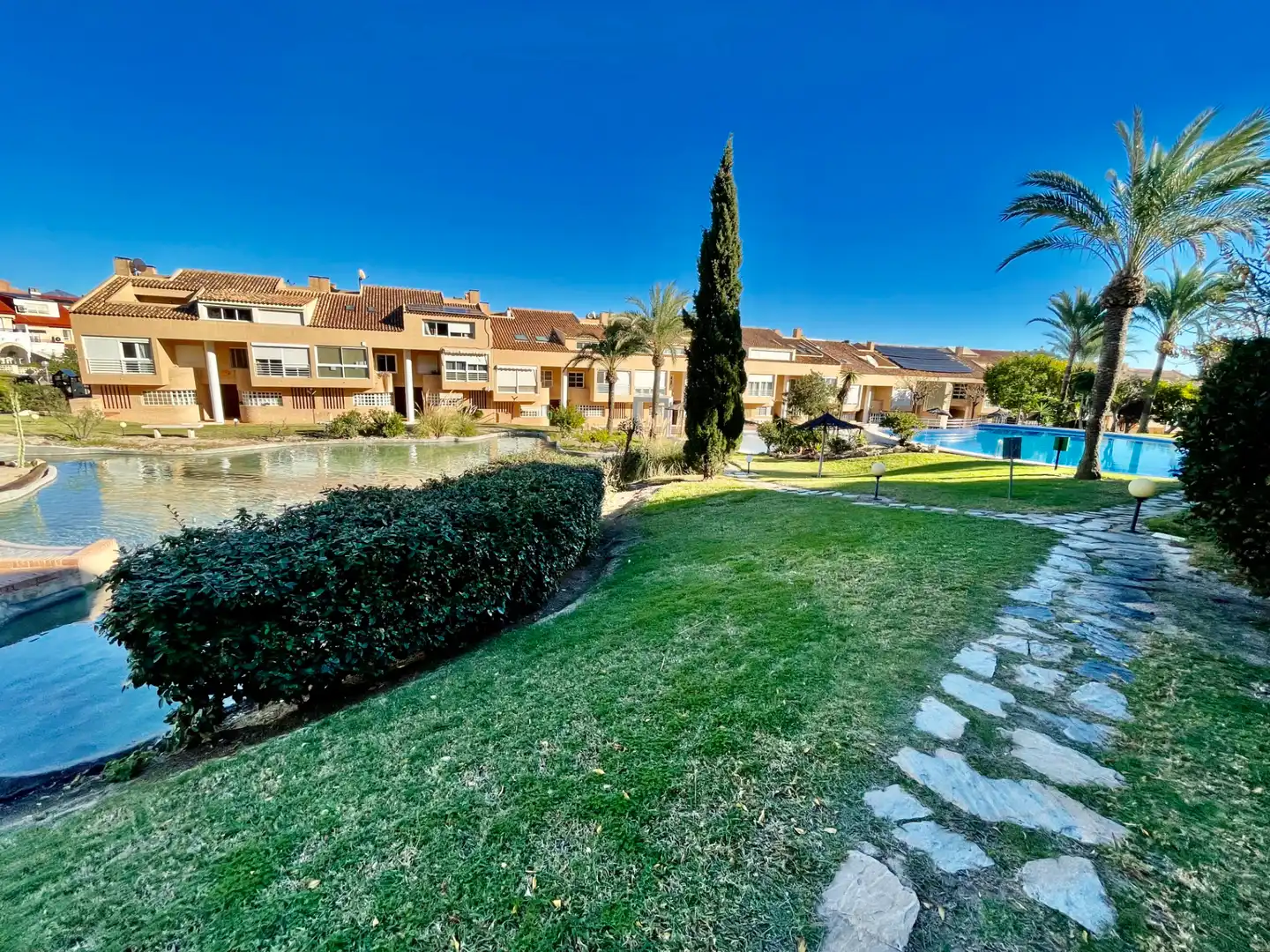 Außenansicht von Einfamilien-Reihenhaus zum Verkauf in Alicante / Alacant mit Klimaanlage, Privatgarten und Terrasse