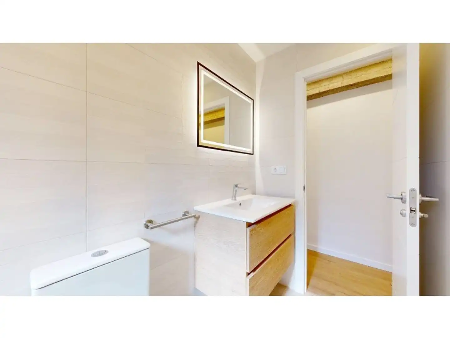 Baño de Piso en venta en Valencia con Aire acondicionado, Terraza y Amueblado