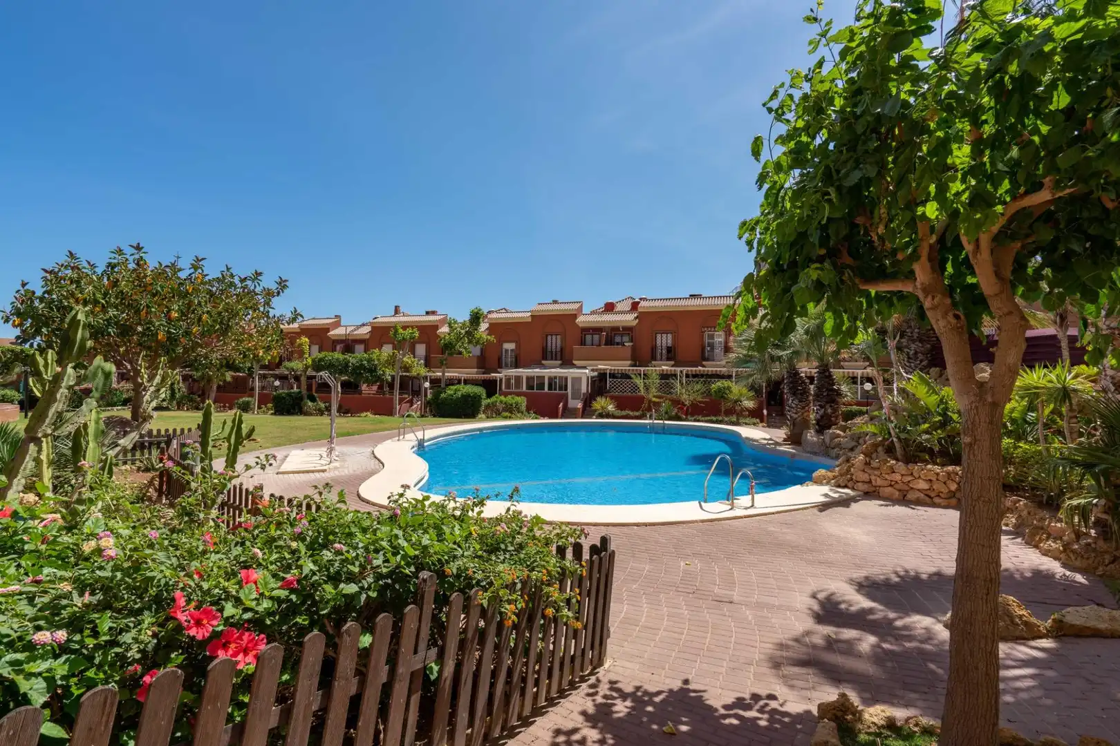 Jardín de Ático de alquiler en Almería con Aire acondicionado, Calefacción y Jardín privado