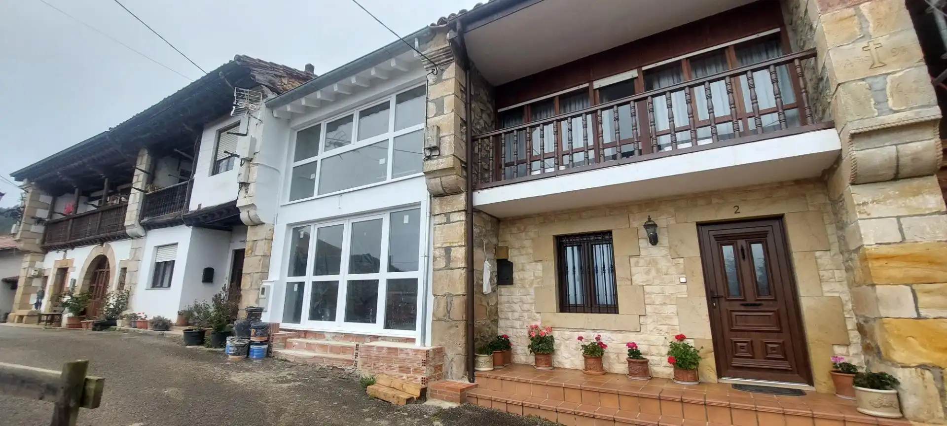 Vista exterior de Casa adosada en venda en Udías amb Calefacció