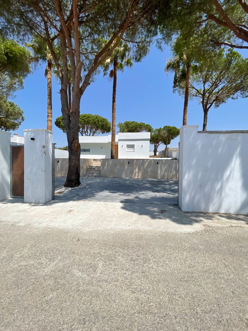 Exterior view of House or chalet for sale in Chiclana de la Frontera  with Air Conditioner, Heating and Private garden