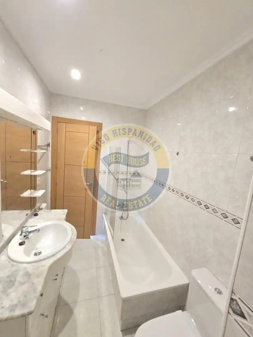 Badezimmer von Wohnung zur Miete in Vigo  mit Heizung, Parkett und Möbliert