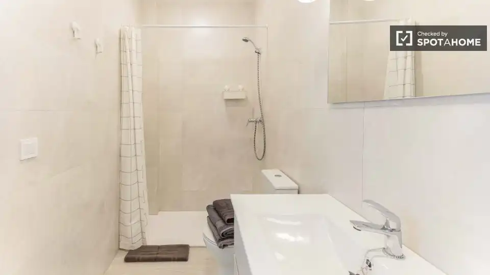 Baño de Piso de alquiler en Valencia con Aire acondicionado, Calefacción y Amueblado